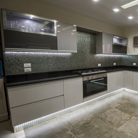 Светодиодная лента Apeyron 15W/m 60LED/m 5050SMD холодный белый 5M 00-340