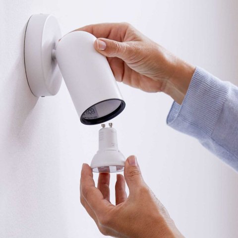 Лампа светодиодная диммируемая WiZ GU10 4,7W 2700-6500K прозрачная Wi-Fi BLE 50W GU10 927-65 TW 1PF/6 929002448302