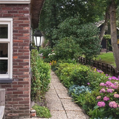 Уличный настенный светильник Apeyron Леда 11-99чер