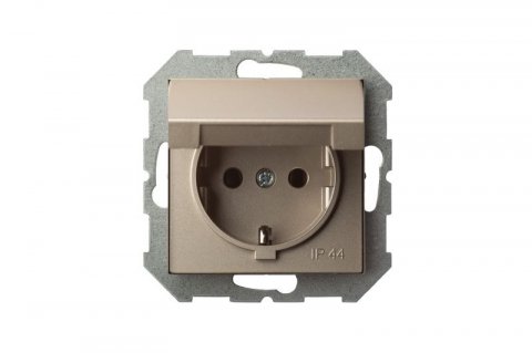 Розетка 2P+E Liregus Epsilon с крышкой шампань 28-313