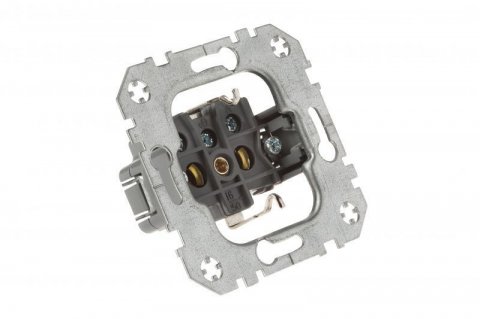 Розетка 2P+E Liregus Epsilon со шторками серебро 28-1753