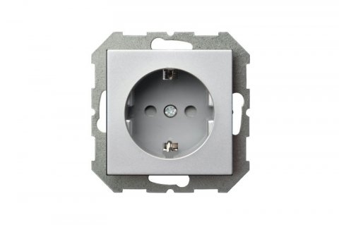 Розетка 2P+E Liregus Epsilon со шторками серебро 28-1753