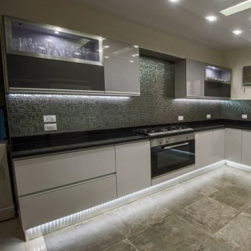 Светодиодная лента Apeyron 15W/m 60LED/m 5050SMD холодный белый 5M 00-340