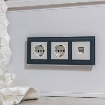 Розетка с заземлением и шторками Werkel белый W1171101 4690389155123