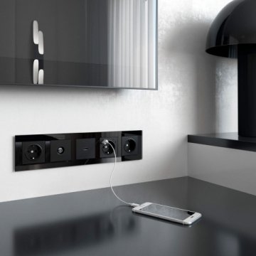 Розетка Werkel с заземлением, шторками и USBх2 черный матовый W1171508 4690389156915