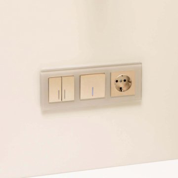 Розетка с заземлением и шторками Werkel шампань рифленый W1171110 4690389159756