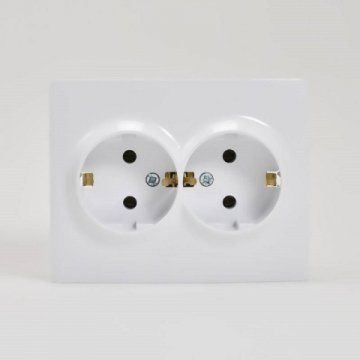 Розетка 2-ая с зазем. Lezard Karina белая 707-0200-127B