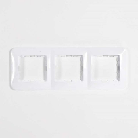 Рамка 3-ая горизонтальная Lezard Karina Life белая 708-0200-148